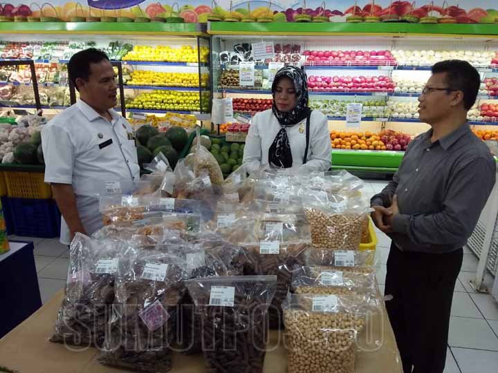 Foto: Parlindungan/Sumut Pos  Kepala Dinas Ketahanan Pangan Kota Medan, Muslim Harahap saat menyidak Lotte Mart, Rabu (6/6).