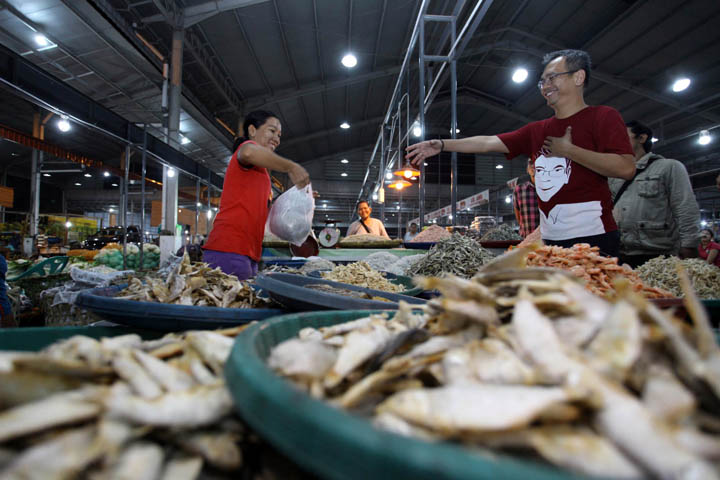 Calon wakil gubernur Sumatera Utara, Sihar Sitorus belanja sayur dan buah-buahan di Pasaraya MMTC di Jalan Pancing, Deliserdang, Kamis (7/6/2018) pagi.