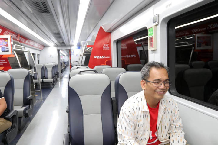 Calon wakil gubernur Sumatera Utara, SIhar Sitorus saat melakukan perjalanan ke Bandara Kualanamu menggunakan fasilitas umum kereta api bandara, di Medan, Jumat (8/6).