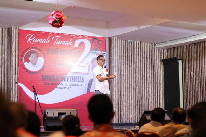 Calon wakil gubernur Sumatera Utara, Sihar Sitorus menjelaskan program andalan Djoss dalam acara ramah tamah bersama Sofyan Tan di restaurant Lucky King, Medan, Selasa (12/6).