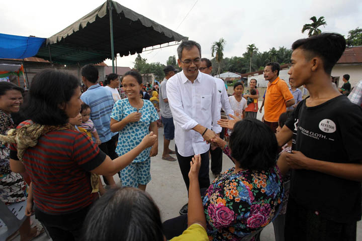 Calon wakil Gubernur Sumut,  Sihar Sitorus menyapa dan menyalami warga Desa Percut, Kecamatan Percut Sei Tuan, Deliserdang, Rabu (6/6/2018).