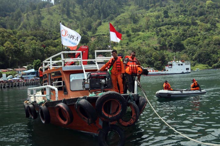Foto: Edi Saragih/Metro Siantar BANTUAN JAPFA: Kapal tug boat milik PT JAPFA, sedang membantu melakukan pencarian korban tenggelam KM Sinar Bangun di perairan Danau Toba, Senin (25/6).