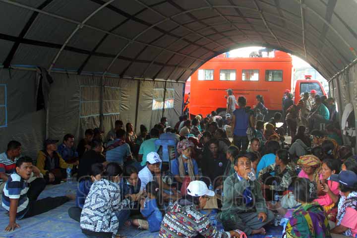 Triadi Wibowo/Sumut Pos Keluarga korban menunggu kabar terbaru di posko di Dermaga Tiga Ras, Kamis (21/6).
