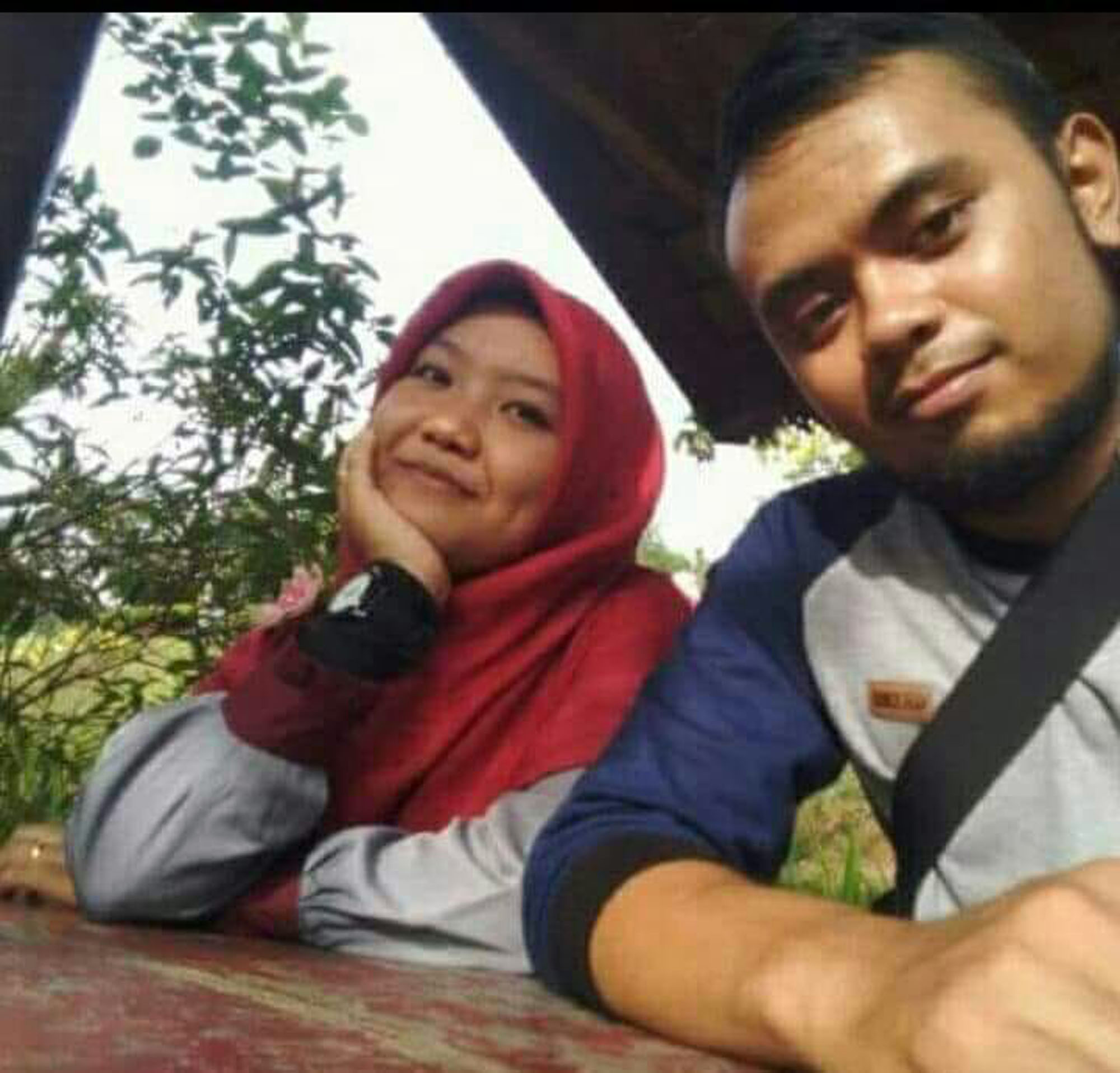 Foto: Repro/Adi/Metro Siantar/SMG  Tri Suci  Ulandari bersama tunagannya, semasa hidup. Ulandari salahsatu korban tewas dalam peristiwa tenggelamnya KM Sinar Bnagun di Danau Toba, Senin (8/6) sore lalu. Sang tunangan hingga kini belum ditemukan.