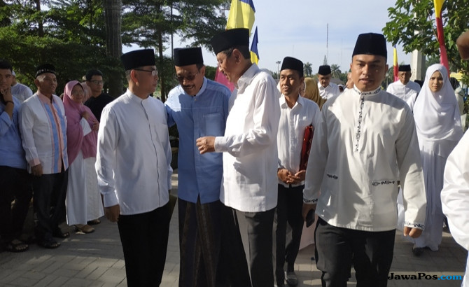 Foto: Prayugo Utomo/JawaPos.com Djarot Saiful Hidayat saat bertemu dengan Tengku Erry usai salat ied beejamaah di Lapangan Merdeka Kota Medan, Jumat (15/6).