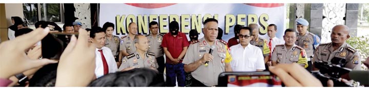 Kapolda Sumut Irjen Pol Paulus Waterpauw dan Direktur Reskrimum Kombes Pol Andi Rian, memaparkan 4 tersangka kasus tenggelamnya KM Sinar Bangun, di Mapolda Sumut, Senin (25/6).