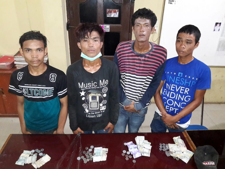 KWARTET: Kwartet pelaku pungutan liar terhadap pengemudi taksi online diamankan di Mapolsek Medan Kota, Minggu (24/6).  ISTIMEWA