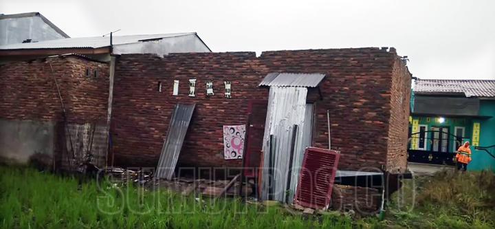 Foto: Fachril/Sumut Pos Rumah milik Batara BatubaraJalan Jala 10, Lingkungan IX, Kelurahan Paya Pasir, Kecamatan Medan Marelan, rusak dihantam angin puting beliung, Kamis (28/6) pukul 22.00 WIB.