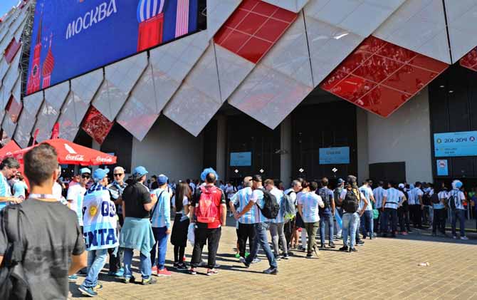 Suporter antre tiket di luar stadion Moskow.