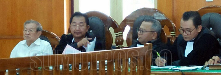 Foto: Parlindungan/Sumut PosTerdakwa Tarmin Sukardi (kiri) menjalani sidang di PN Medan, Senin (4/6).