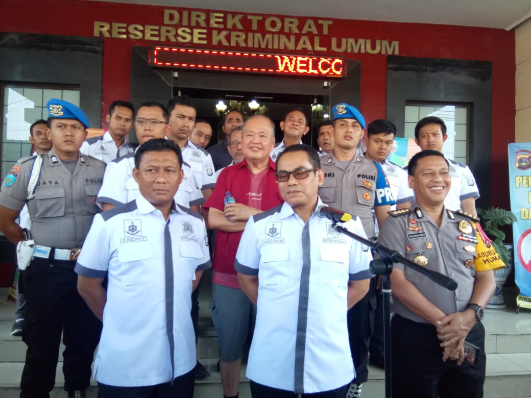 Foto: Agusman/Sumut Pos Mujianto dipaparkan Poldasu usai ditangkap di Cengkareng Jakarta.