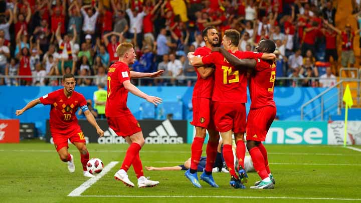 Para pemain Belgia merayakan gol Naser Chadli yang dicetak di masa injury time.