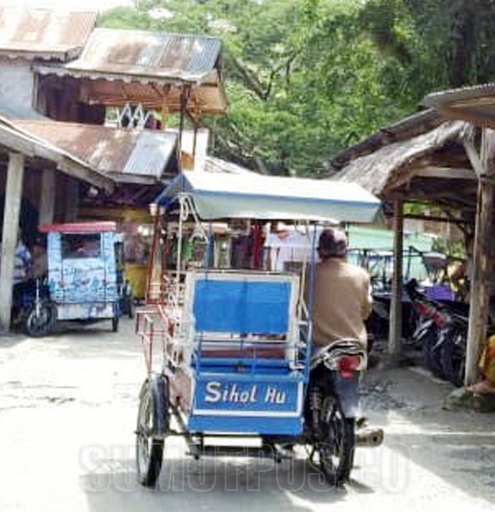 Foto :BAMBANG/SUMUT POS  LOKASI PARKIR: Lokasi parkir sepedamotor yang disediakan masyarakat di kawasan Wisata Bukit Lawang.