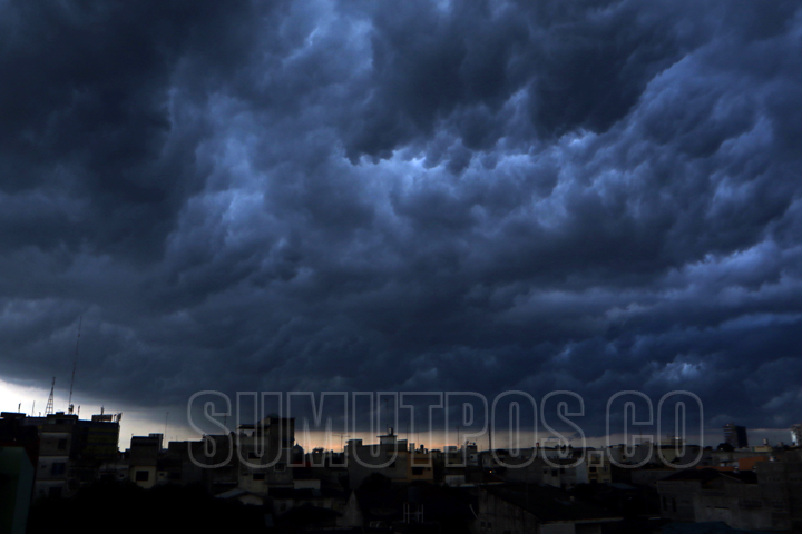 SUTAN SIREGAR/SUMUT POS MENDUNG_Awan hitam menyelimuti langit kota Medan, Jumat (6/7). Berdasarkan data BMKG, sejumlah wilayah Kota Medan berpotensi hujan disertai angin kencang dengan curah hujan mencapai 59 persen, kelembaban 91 persen dan kecepatan ang