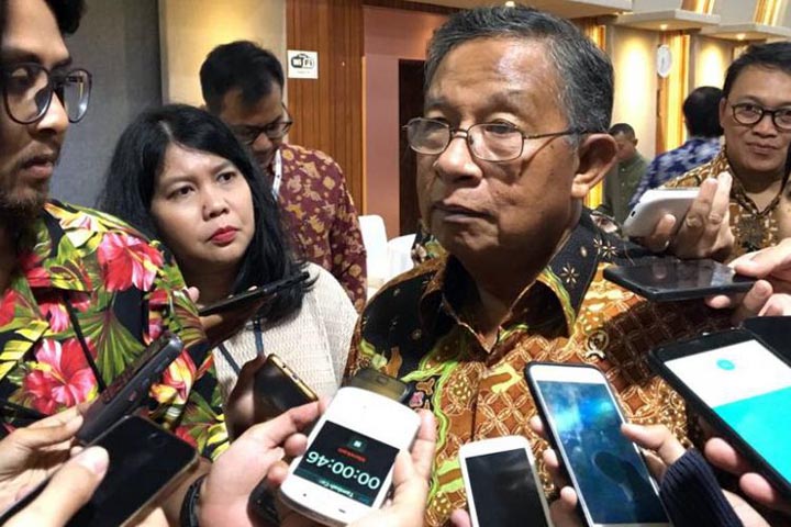 USAI RAPAT: Menteri Koordinator Bidang Perekonomian Darmin Nasution usai rapat koordinasi terbatas membahas fasilitas Generalized System of Preference (GSP) dari Amerika Serikat di kantornya, Jumat (13/7) malam.