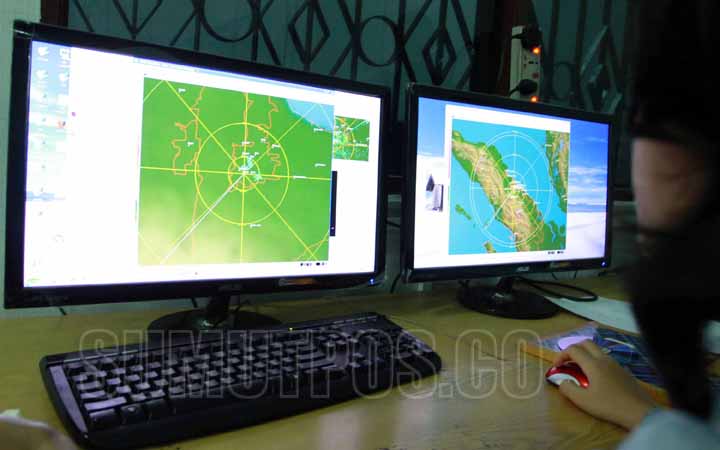 TRIADI WIBOWO/SUMUT POS--Petugas dari Balai Besar Meteorologi Klimatologi dan geofisika (BMKG)wilayah I Medan menunjukan titik api (Hot Spot) di jalan Ngumban Surbakti Medan, Kamis (27/3). Kabut asap yang berasal dari kota Riau akibat kebakaran hutan masi