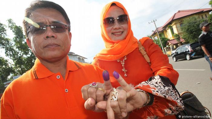 Irwandi Yusuf dan istri Darwati A Ghani.