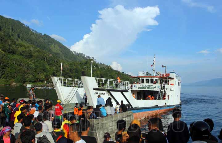 Triadi Wibowo/Sumut Pos Calon penumpang bersiap menaiki Kapal feri penyebrang di ermaga Tiga Ras, Kamis (21/6)