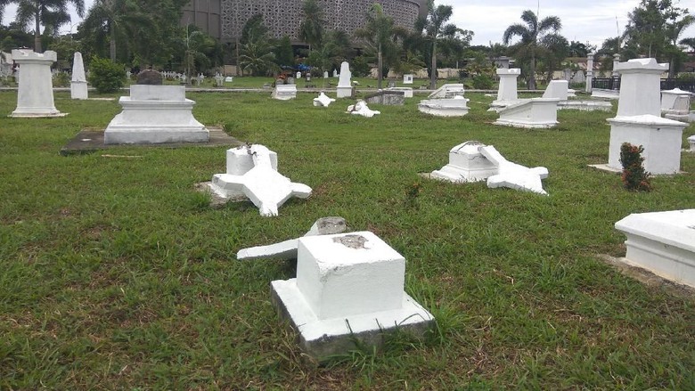 Foto: Nisan makam bertumbangan (agus/detikcom)