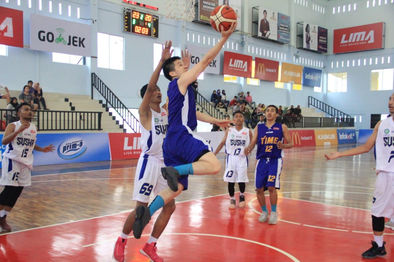 Foto: IST/Sumut Pos  Pemain STMIK TIME (biru) mencoba mencetak poin saat melawan UIN Suska Riau.