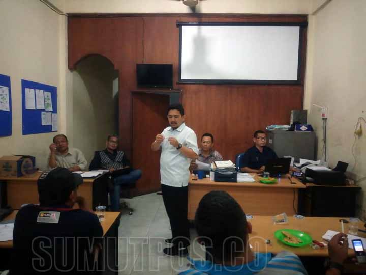 Foto: Doni Hermawan/Sumut Pos Salah satu kontestan Liga 3 menarik undian.