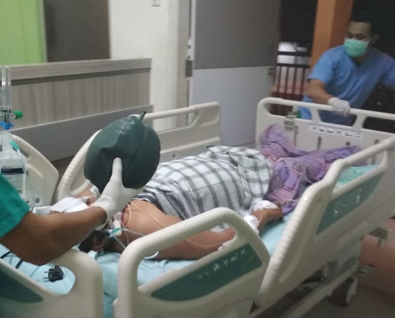 Foto: IST for Sumut Pos  Anggota Polsek Indrapuri, Aceh Besar menjalani perawatan di RSUD Meuraxa, Banda Aceh, karena ditikam.