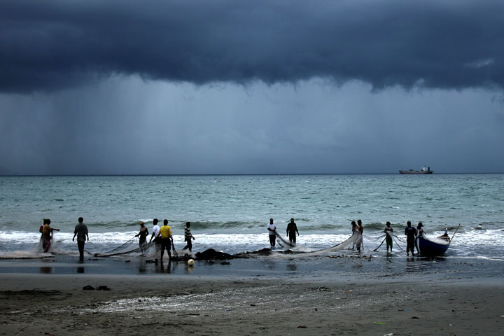 CUACA BURUK. Sejumlah nelayan menarik pukat darat di Pantai Wisata Gampong Jawa, Banda Aceh, Selasa (9/9). Aktifitas nelayan terganggu akibat angin kencang dan gelombang tinggi. RAKYAT ACEH/HENDRI