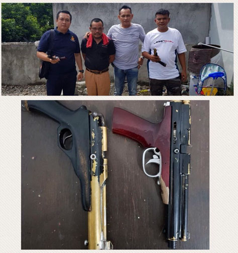 NYERAH: Bergeh Sembiring (dua dari kiri) menyerahkan diri ke petugas Polsek Kuala, Jumat (27/7).  ISTIMEWA