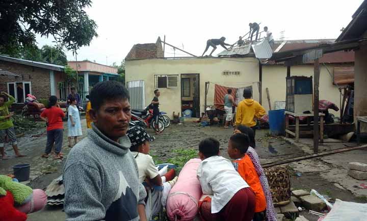 Salah satu rumah warga yang diterjang puting beliung.