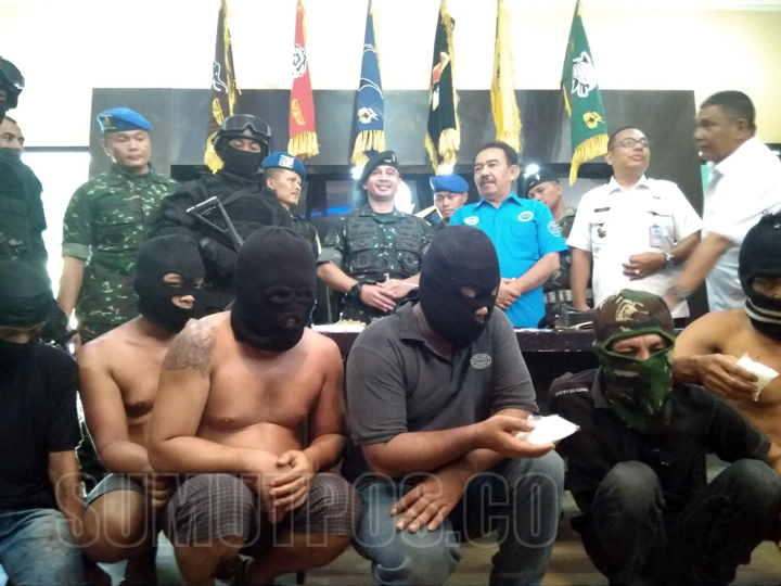 Foto: TEDDY/SUMUT POS PERLIHATKAN: Danyon Inf Raider 100/PS Letkol Lizardo Gumay didampingi Kepala BNNP Sumut Brigjen Marsauli Siregar dan Kaur Medtak Penerangan Kodam Bukit Barisan Mayor Yamin Sohar memperlihatkan para tersangka kepada wartawan, Selasa (