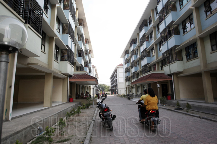 Foto: Sutan Siregar/SUMUT POS Sejumlah bocah bermain diareal Rusunawa Jalan Kayu Putih, Kecamatan Tanjung Mulia Medan, Sabtu (22/3). Rusunawa tersebut menimbulkan polemik bagi penyewanya, pasalnya warga yang bermukim di Rusunawa banyak yang kecewa kepada