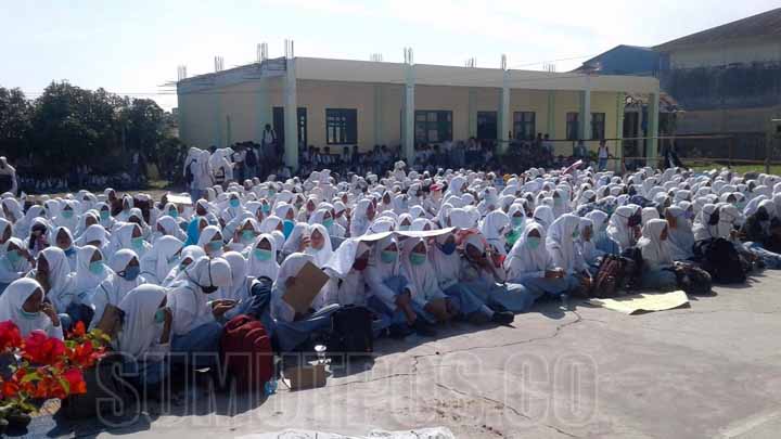 Foto: Fachril/Sumut Pos Ratusan siswa Madrasah Aliyah Negeri (MAN) 4, Martubung, melakukan unjukrasa di halaman sekolah, Selasa (17/7). Mereka mendesak Kepala Sekolah mundur dari jabatannya karena diduga melakukan pungli.