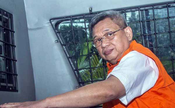 Anggota DPRD Sumut Sonny Firdaus menggunakan rompi oranye sebagai rompi tahanan KPK.