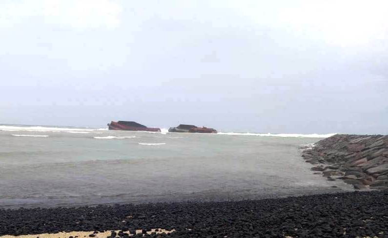 Foto: Masrizal/Sumut Pos Sebuah tongkang pengangkut batubara, patah dua bagian setelah dihantam ombak di kawasan perairan Lhoknga, Aceh Besar, Aceh, Senin (30/7).