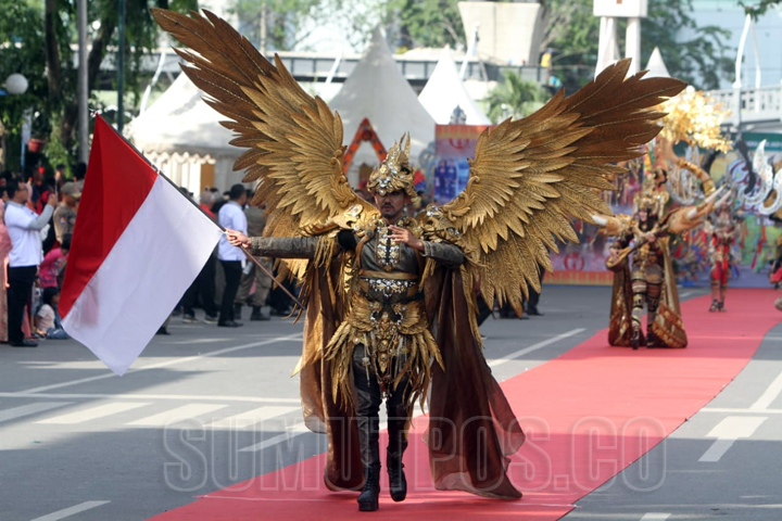 Foto: Triadi Wibowo/Sumut Pos Ratusan warga antusias melihat Colorful Medan Carnival, yang dipusatkan di jalan Pulau Pinang Medan, Minggu (1/7).