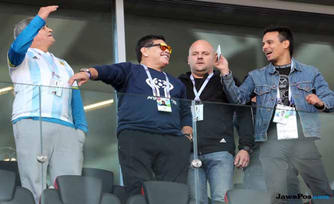 Diego Maradona berbincang bersama rekan-rekannya saat nonton di VIP.