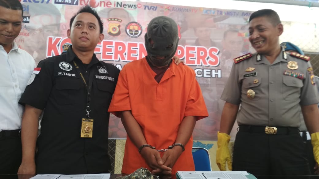 Foto: IST for Sumut Pos  Pelaku teror bom saat diamankan di Mapolresta Banda Aceh.