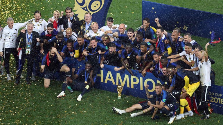Para pemain Prancis meluapkan kegembiraan usai memenangi Piala Dunia 2018 dengan mengalahkan Kroasia dengan skor telak 4-2, Senin (16/7).  Gelar ini memutus siklus 20 tahunan mencul juara baru.