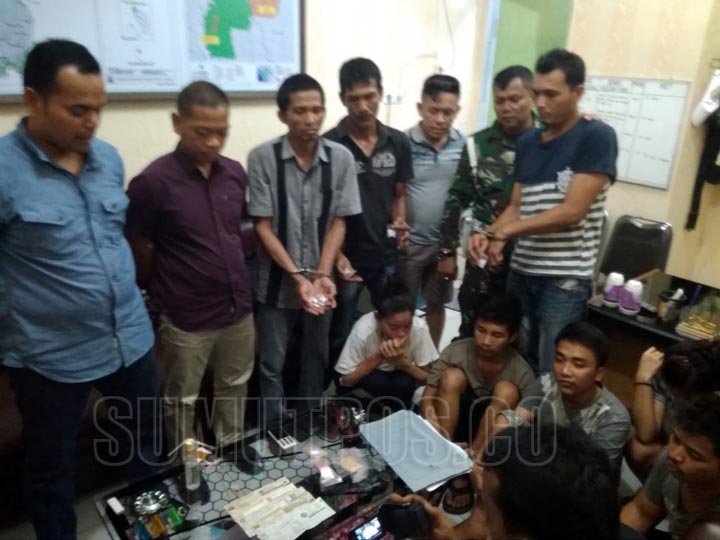 Foto: TEDDY/SUMUT POS KETERANGAN: Pasi Intel Kodim Langkat Kapten Slamet Jaya (dua dari kiri) didampingi Dan Unit Intel Lettu Defrinal (kiri) memberikan keterangan kepada wartawan seraya menunjukkan hasil tangkapan mereka yang diserahkan ke Polres Binjai.