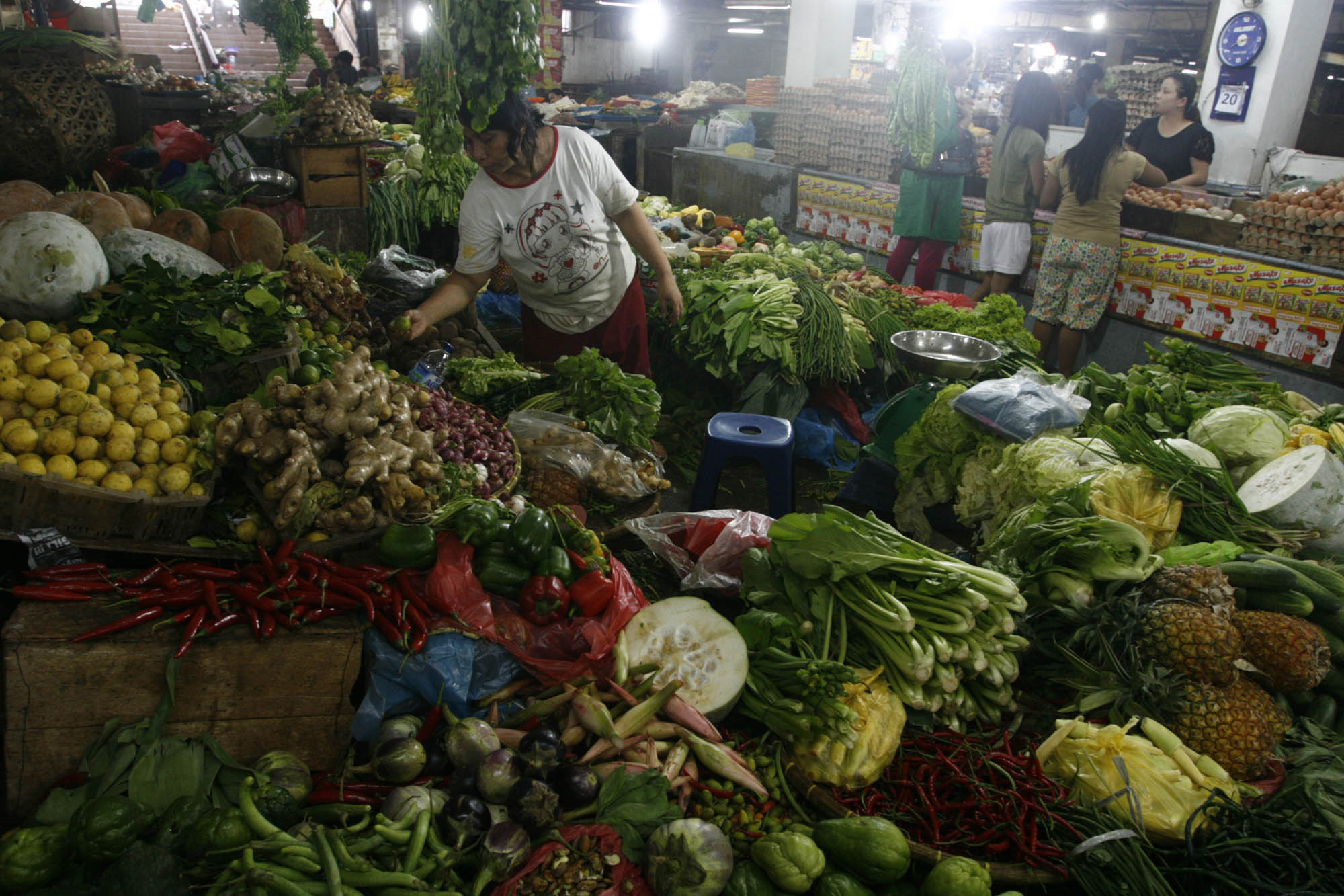 Pedagang sayur mayur di Pasar Petisah Medan, kamis (19/8).(foto : SUTAN SIREGAR/SUMUT POS)