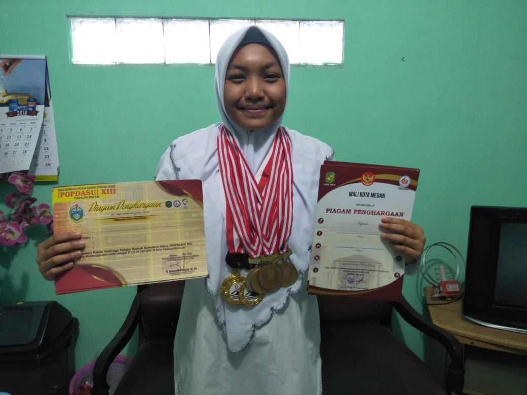 PRESTASI: Annisa Putri menunjukkan sejumlah penghargaan yang diraihnya dari cabang olahraga renang.(foto/sumutpos-adz)