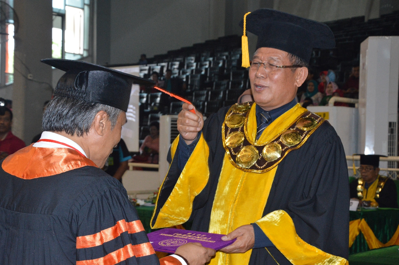 WISUDA: Rektor Unimed Prof Syawal Gultom saat mewisuda mahasiswa Program Pascasarjana Unimed, belum lama ini.(foto:SumutPos)