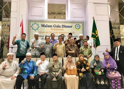 BERSAMA: Direktur Akademi Dakwah Indonesia (ADI), Chairul Azhar bersama para undangan pada Malam Galadiner Peluncuran Akademi Dakwah Indonesia di Jalan Pemuda Medan.