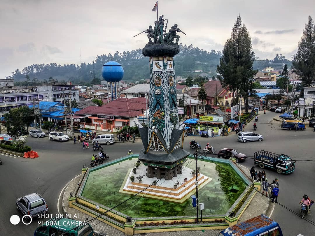 DIKORUPSI: Tugu Mejuah-juah yang terletak di Berastagi, Karo dikorupsi pembuatannya oleh beberapa pejabat Pemkab Karo.