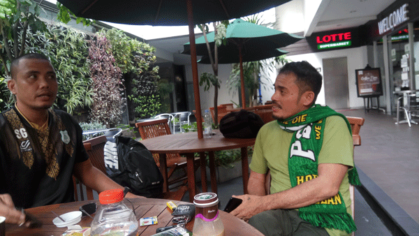 doni hermawan/sumut pos BINCANG: Asrul berbincang dengan Sahari Gultom.