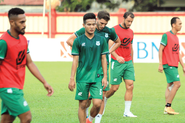 doni hermawan/sumut pos PELUANG: Doni Dio Hasibuan (tengah), pemain muda PSMS yang berpeluang turun saat menghadapi Kuala Nanggroe di Piala Indonesia, Rabu (8/8).