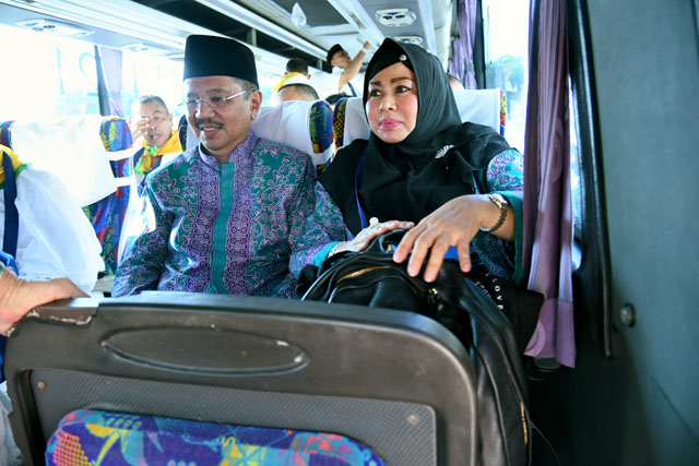 Foto: Istimewa Mantan Gubsu Ir HT Erry Nuradi MSi dan istri Hj  Evi Diana Erry dilepas menuju Kualanamu International Airport, Jumat (3/8) di Asrama Haji, Pangkalan Mashur, Medan.