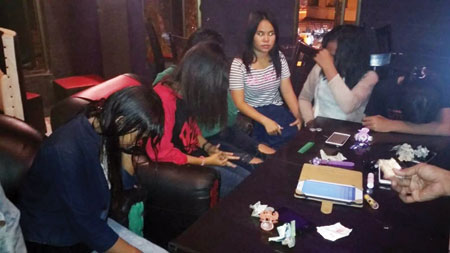 DIVA/SUMUT POS  RAZIA: Razia yang dilakukan Tim Pegasus Satreskrim Polrestabes Medan mendapati gadis-gadis di bawah umur pada salah satu ruko di Komplek MMTC, Jalan Selamat Ketaren, Medan, Sabtu (11/8) malam.