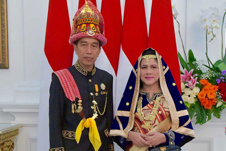 istimewa BAJU ADAT: Presiden Jokowi mengenakan baju adat Aceh dan Ibu Negara Iriana memakai baju adat Minangkabau, Sumatera Barat, saat peringatan HUT ke-73 RI di Istana Negara, Jakarta Pusat, Jumat (17/8).