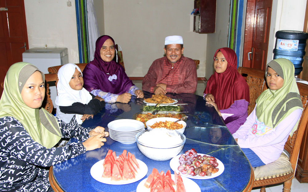 Foto: Sutan Siregar/Sumut Pos Anggota DPRD Medan, Jumadi sahur bersama keluarga di kediamannya di Jalan Bilal Ujung, Gang Bakti, Kamis (16/6)